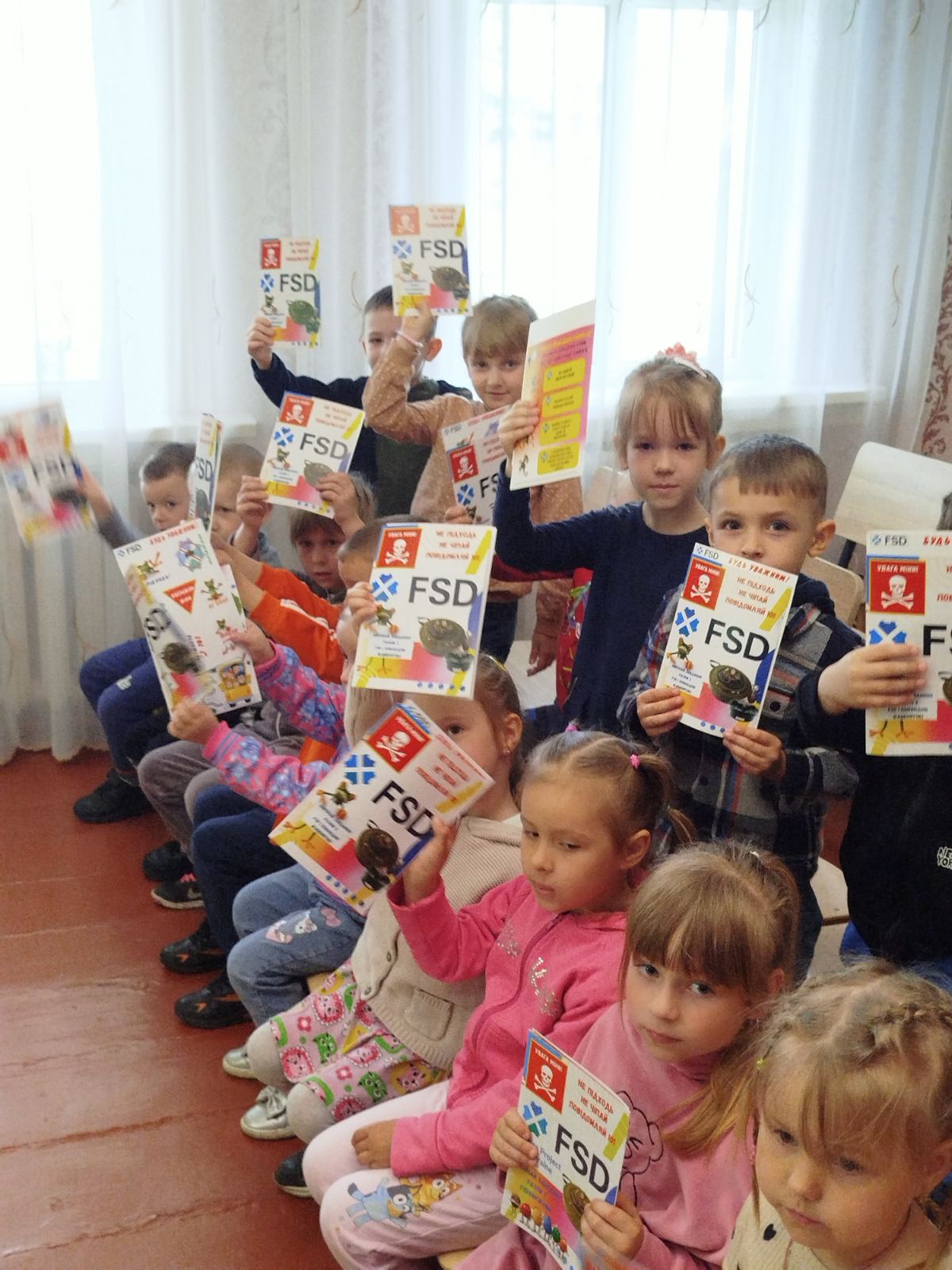 На фото - діти з роздатковими матеріалами під час навчання, яке проводять фахівці FSD