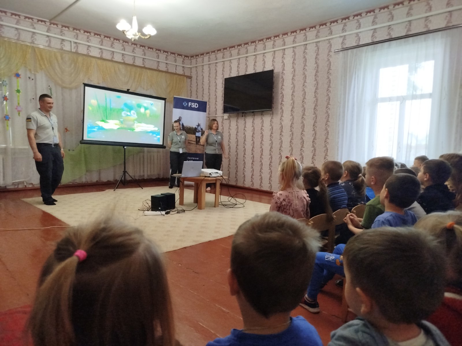 На 2-му фото - у дитсадку під час навчання, яке проводять фахівці FSD