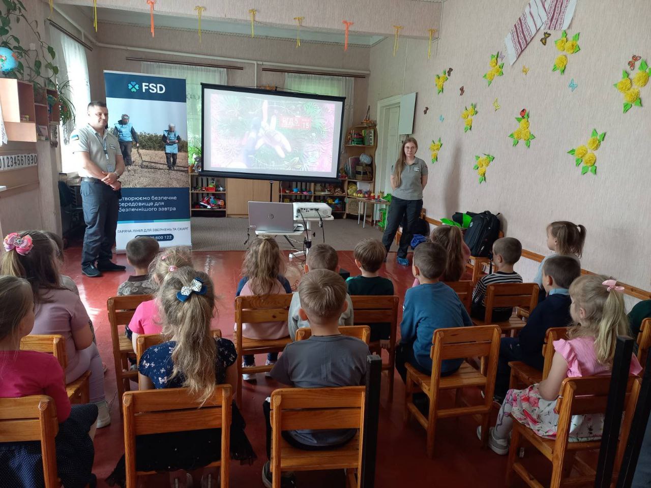 На фото - у дитсадку під час навчання, яке проводять фахівці FSD