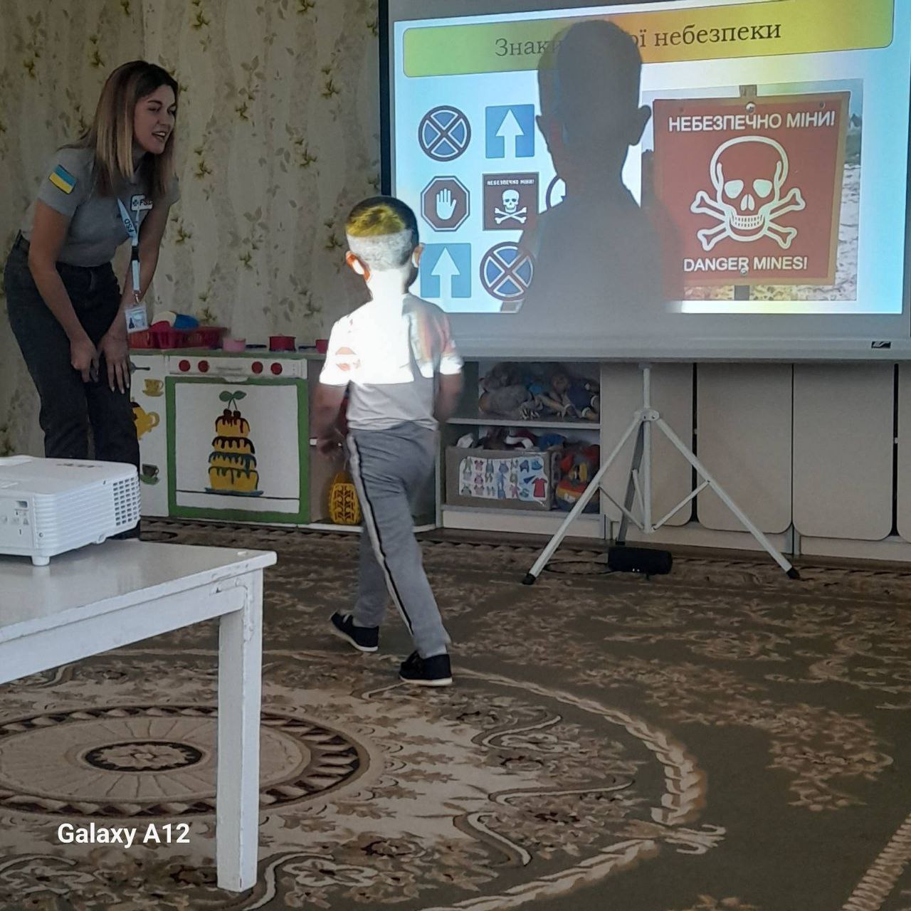 На фото - хлопчик біля екрану під час навчання, яке проводять фахівці FSD