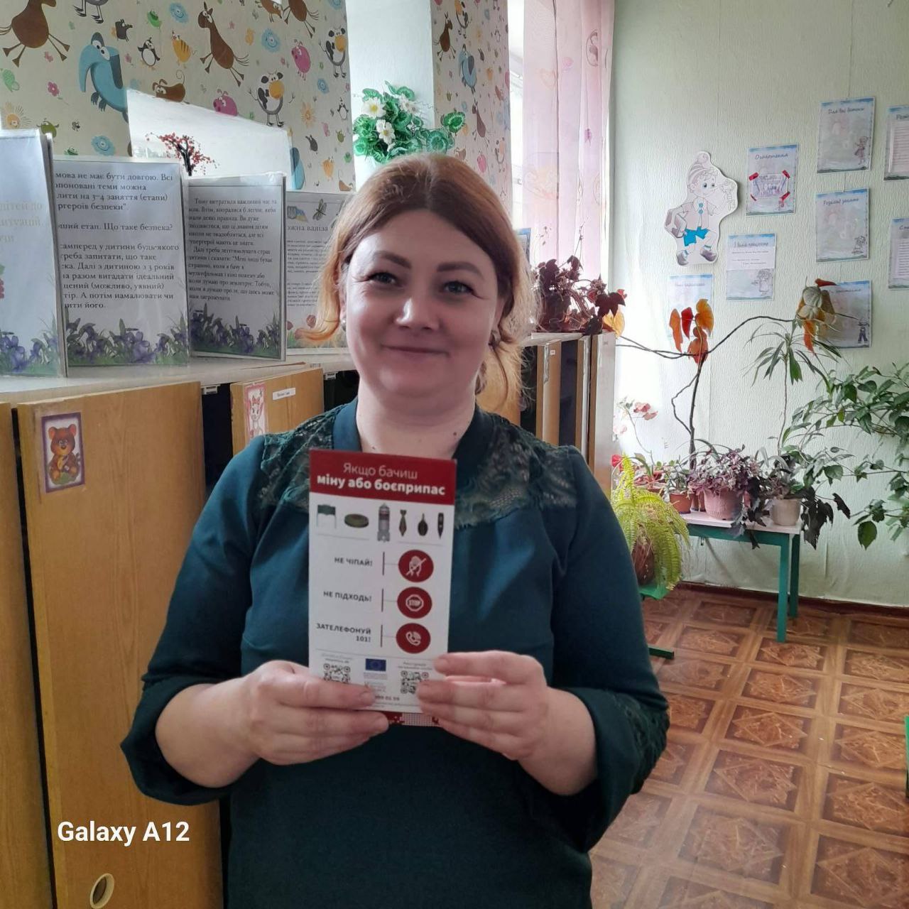 На фото - жінка з плакатом під час навчання, яке проводять фахівці FSD