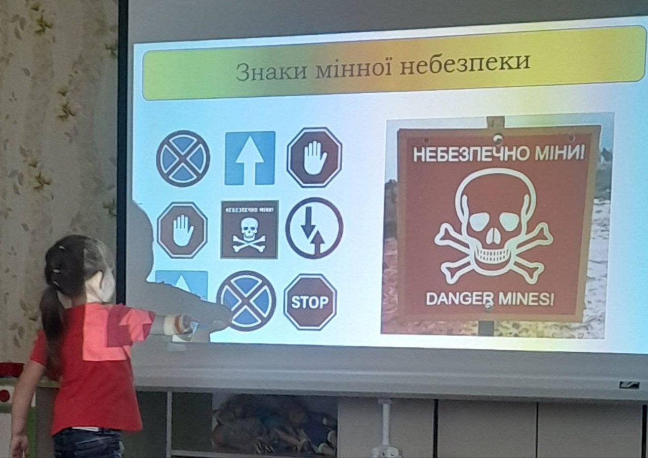 На фото - дівчинка біля екрану під час навчання, яке проводять фахівці FSD