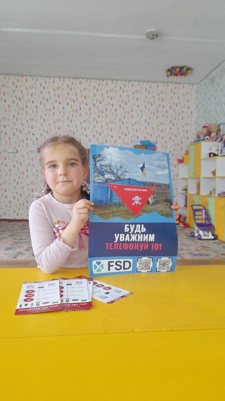 На фото - дівчинка з плакатом під час навчання, яке проводять фахівці FSD