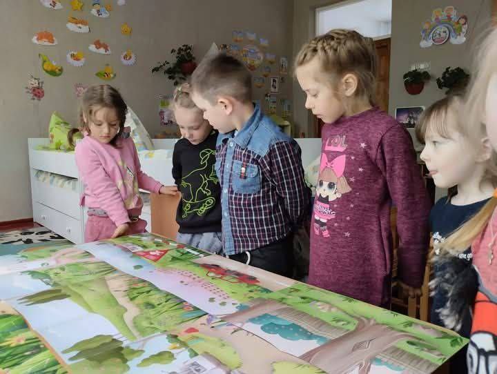 На фото - діти працюють з роздатковим матеріалом під час навчання, яке проводять фахівці FSD