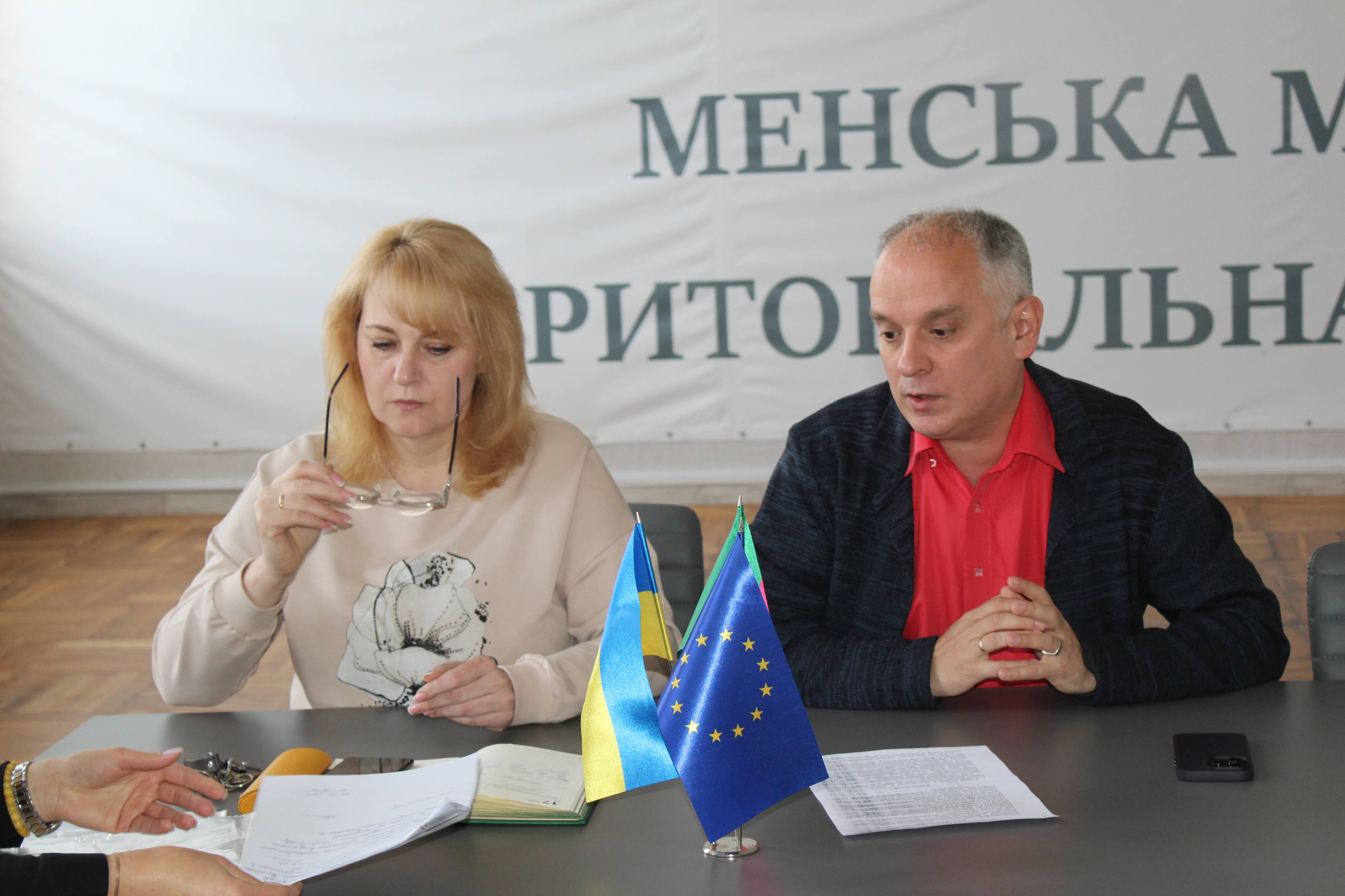 Фотографія Юрій Стальниченко і Вікторія Прищепа на засіданні комісії з питань захисту прав дитини при Менській міській раді