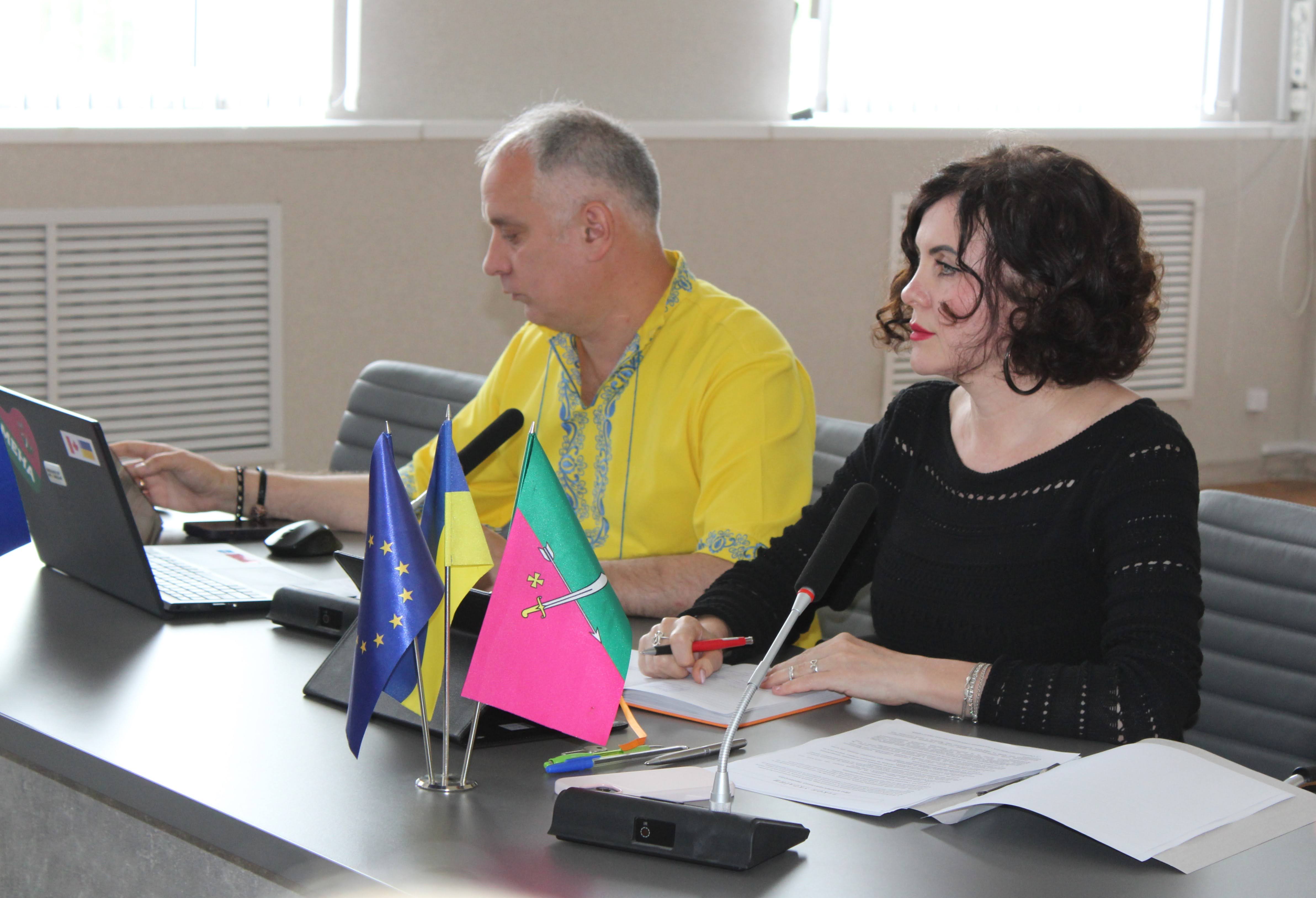 На 3-му фото - Ю.Стальниченко та Л.Стародуб під час роботи виконкому