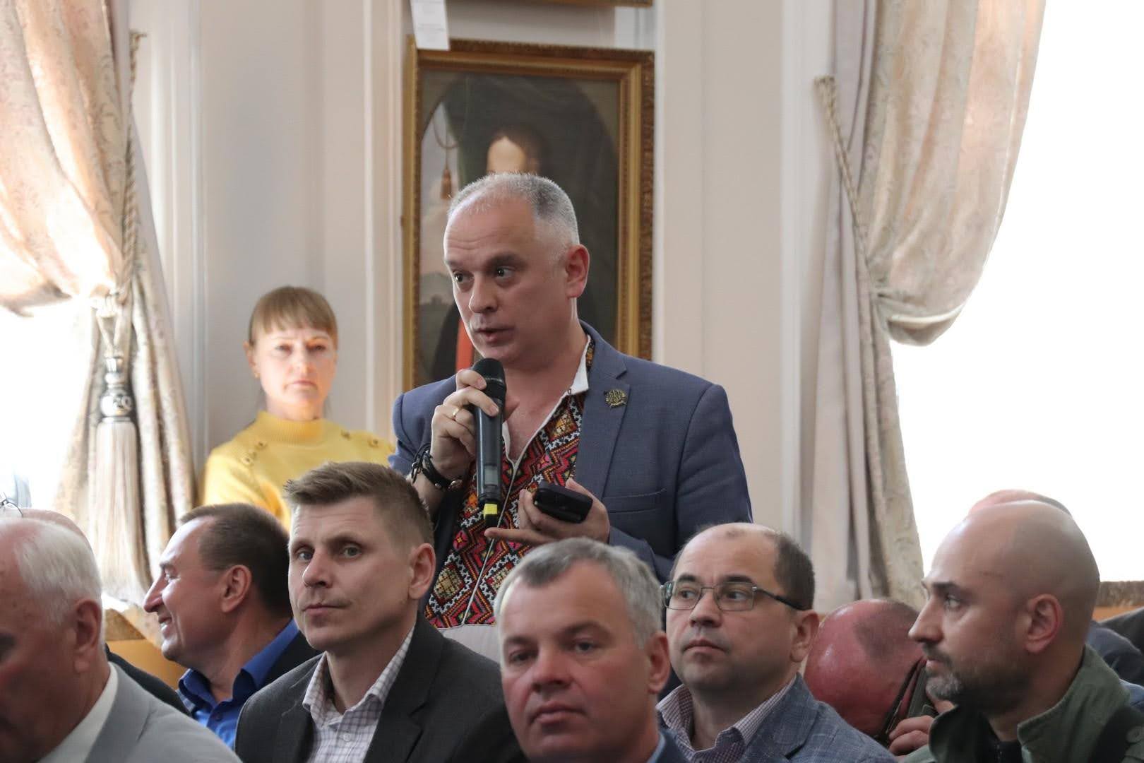 Фотографія Юрій Стальниченко виступає на Конгресі