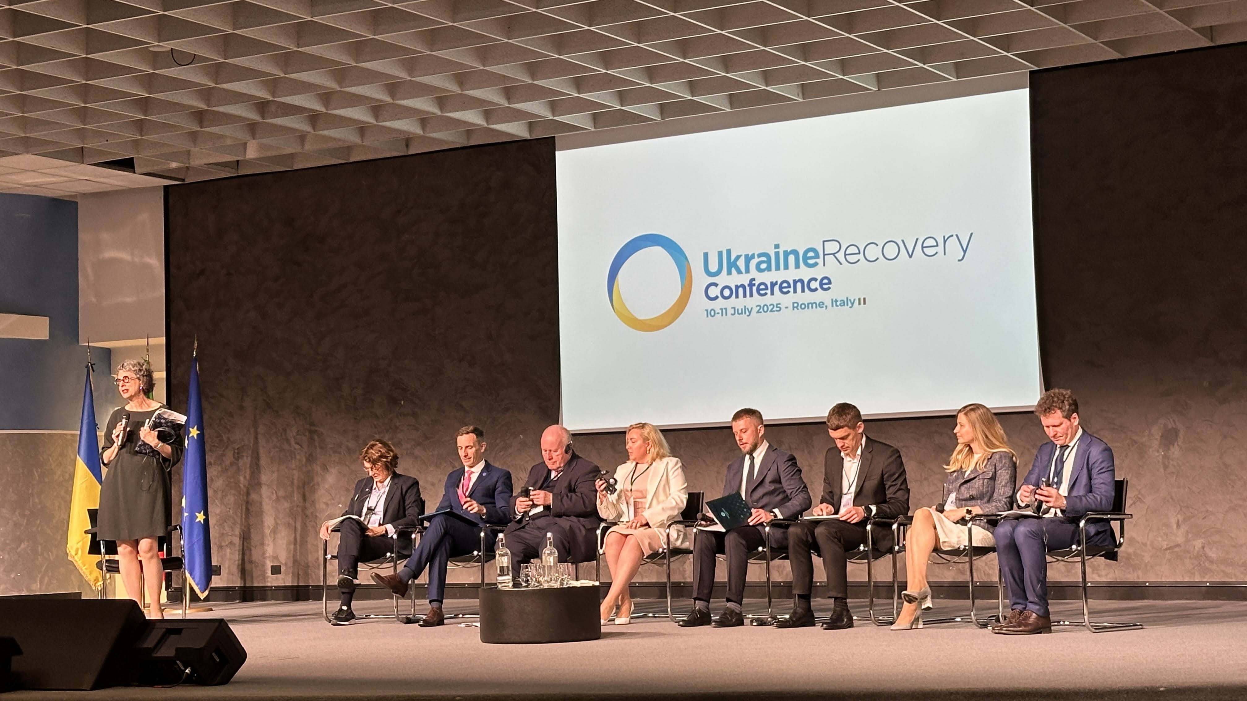 Фотографія Під час панельної дискусії на підготовчій зустрічі до конференції URC 2025