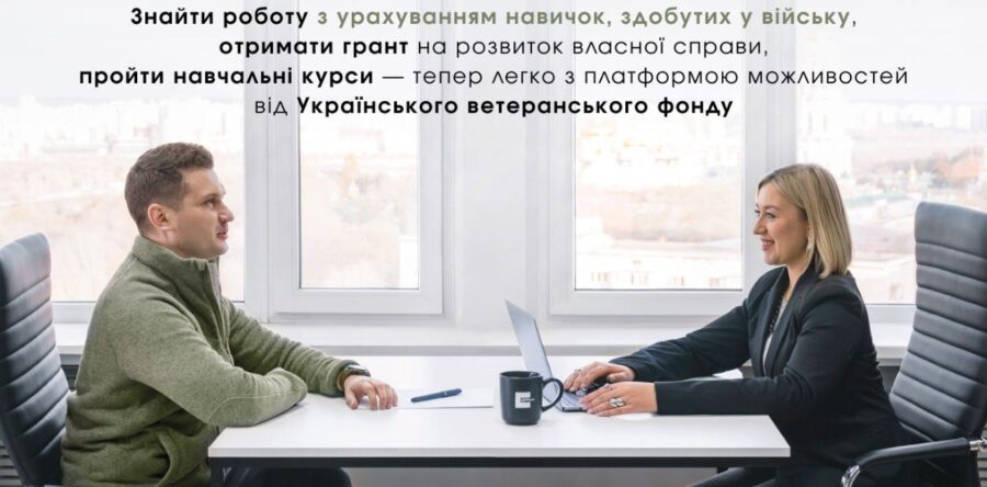 Фотографія на фото - військовий і жінка сидять за столом навпроти одне одного