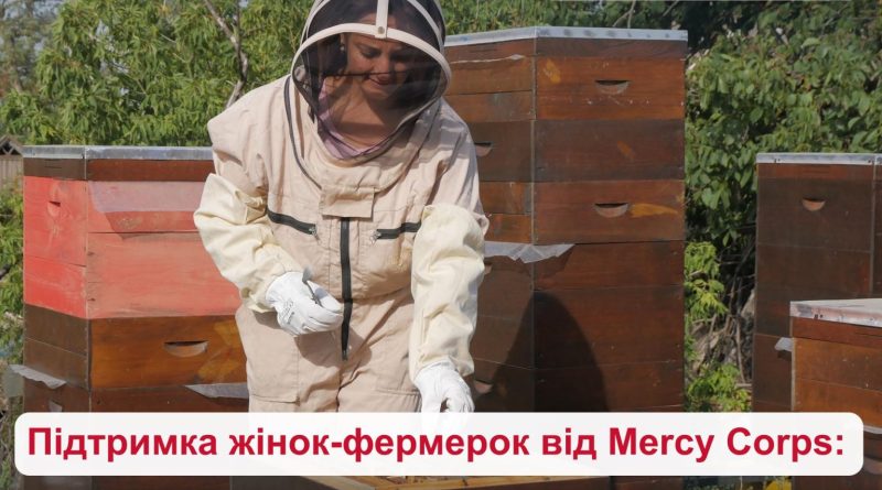 Фотографія жінка в костюмі пасічника на пасіці