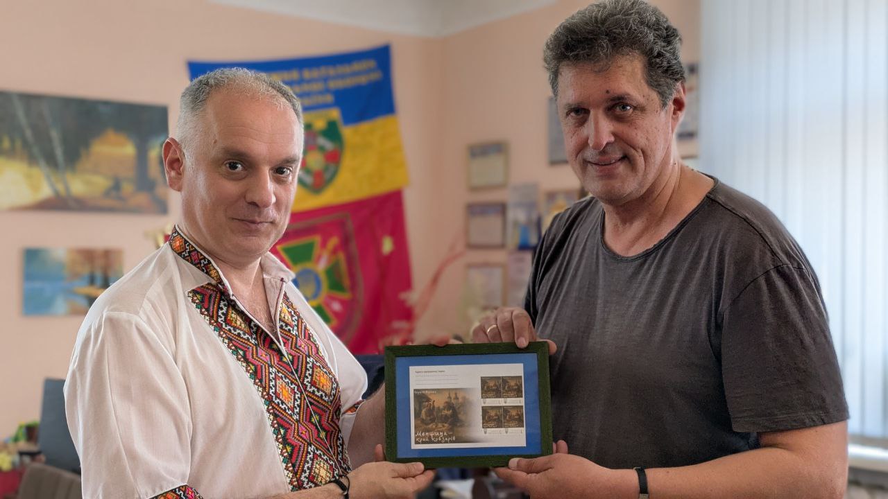 Фотографія Ю.Стальниченко та С.Бондаренко з маркою