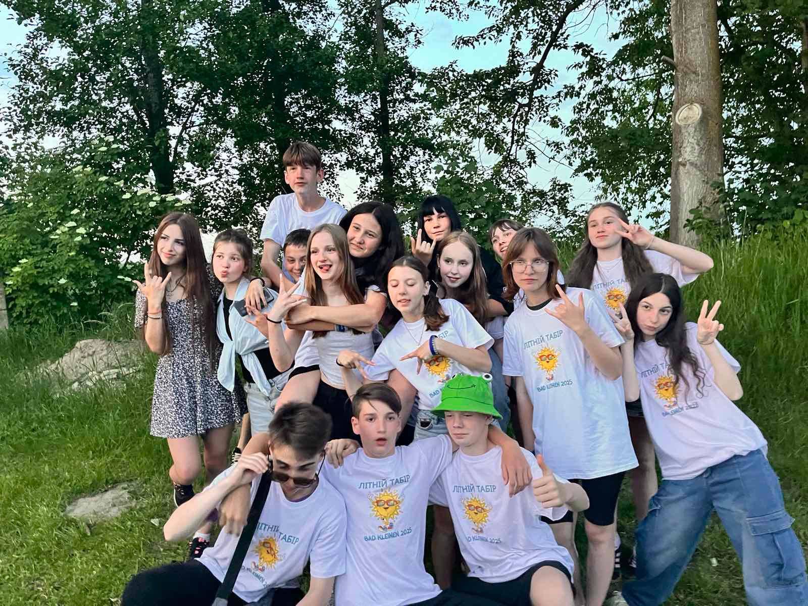 Фотографія група дітей на відпочинку