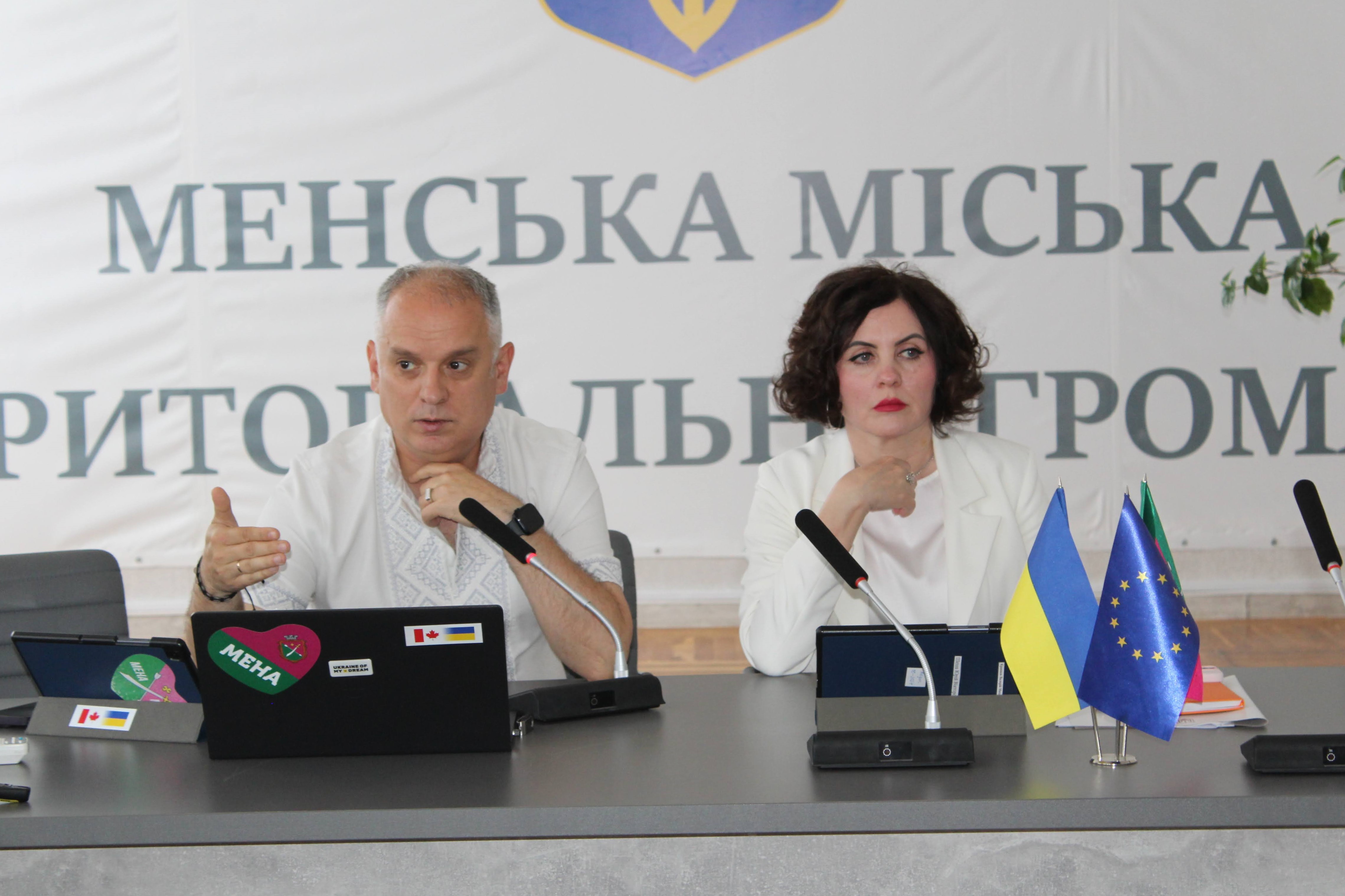 Фотографія Ю.Стальниченко та Л.Стародуб під час роботи виконкому
