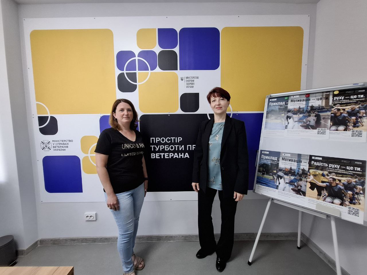 Фотографія дві жінки в офісі на фоні стендів