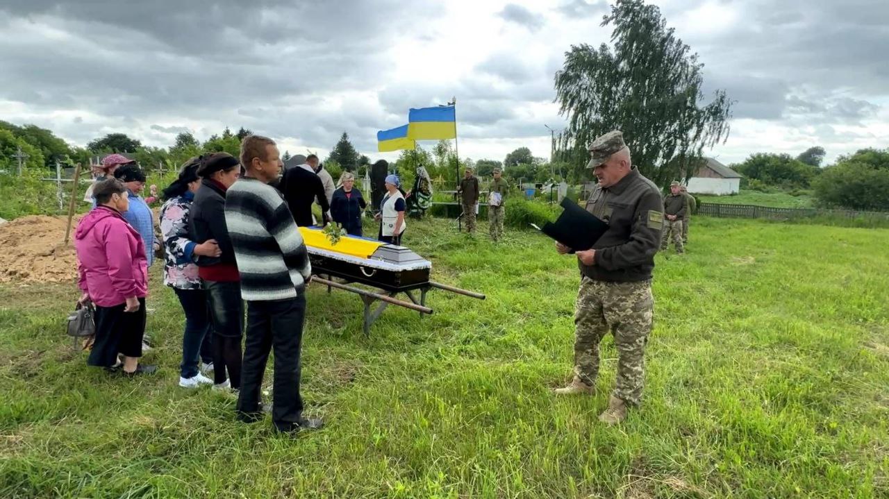2 меняни на кладовищі