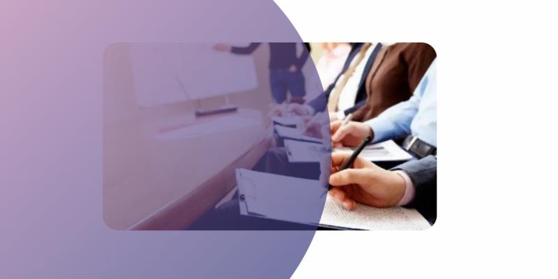 Фотографія громадяни пишуть за столом