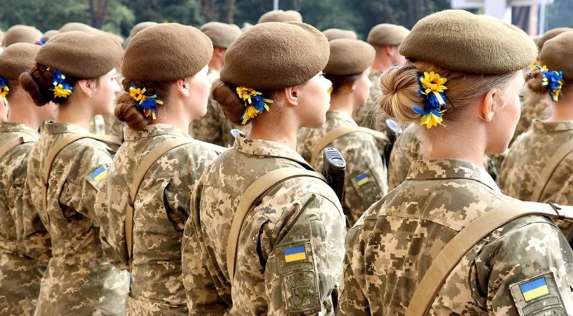 Фотографія дівчата в військовій формі в строю
