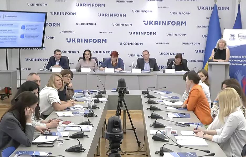 Фотографія на презентації результатів незалежного комплексного дослідження “Таємний покупець”