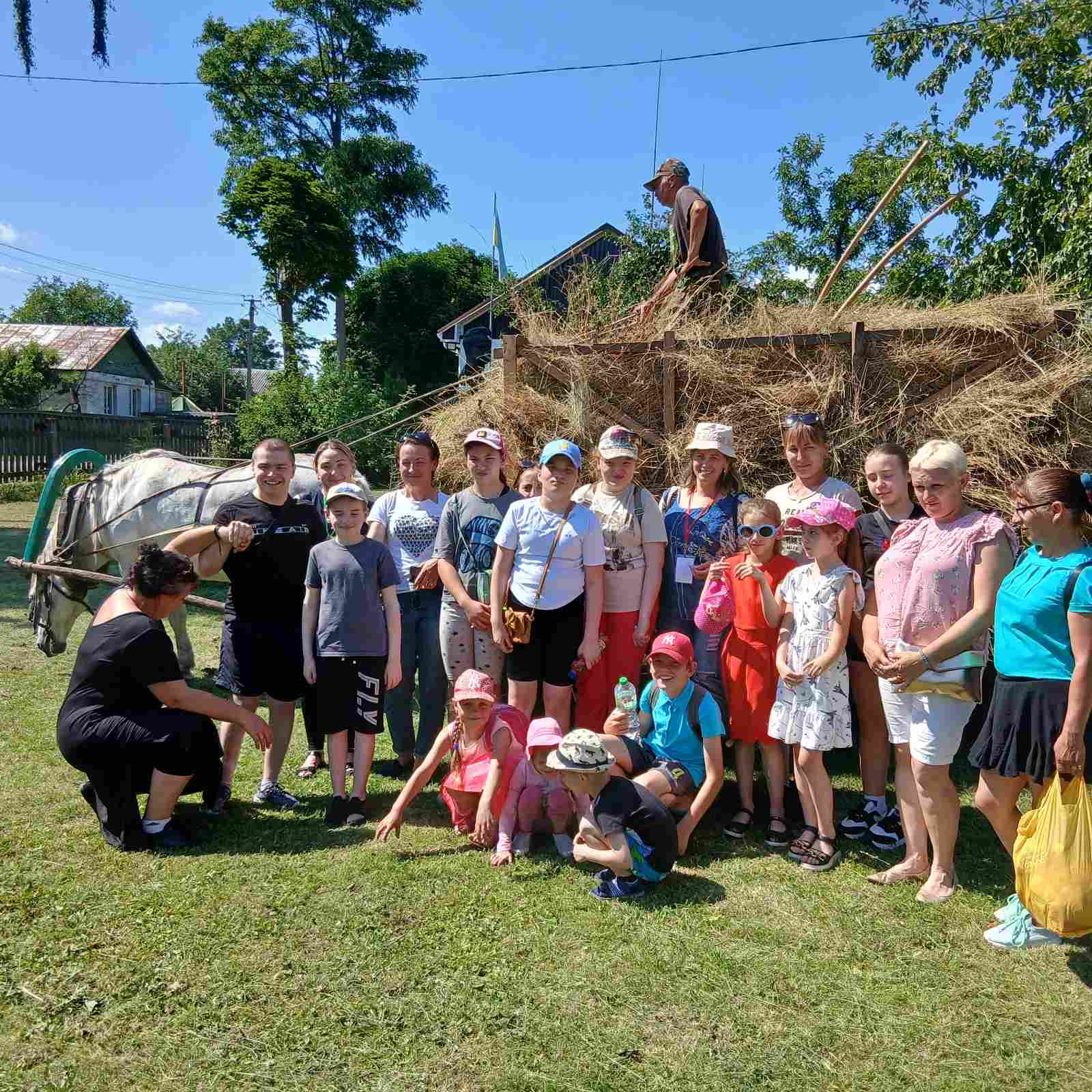 Фотографія група дітей на екскурсії в Сосниці