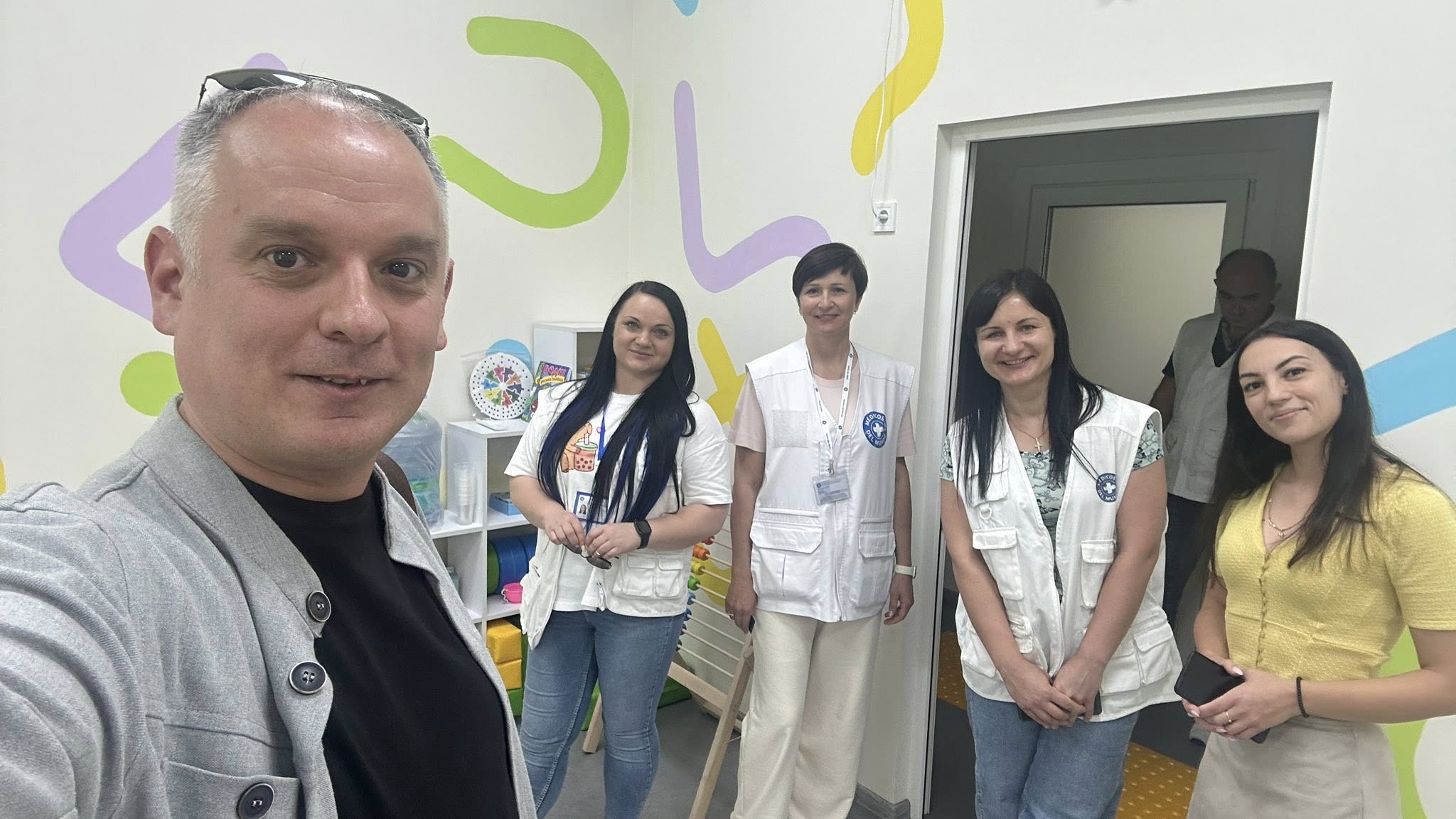 Фотографія Ю.Стальниченко у центрі життєстійкості з "Лікарями світу"