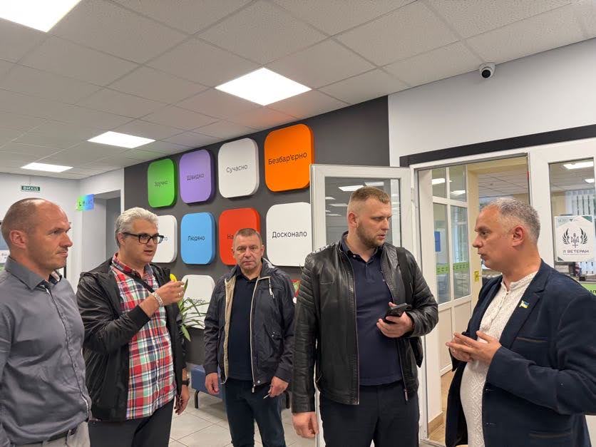 Фотографія учасники робочого візиту в Менському ЦНАПі