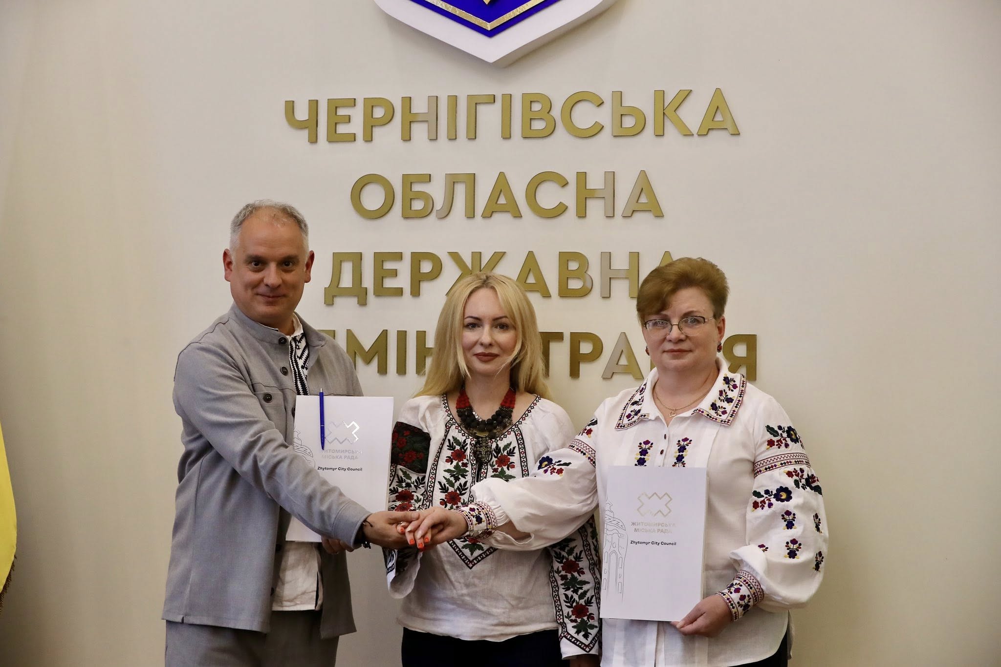 Фотографія Юрій Стальниченко, Мар'яна Томин, Галина Шиманська під час укладення угоди