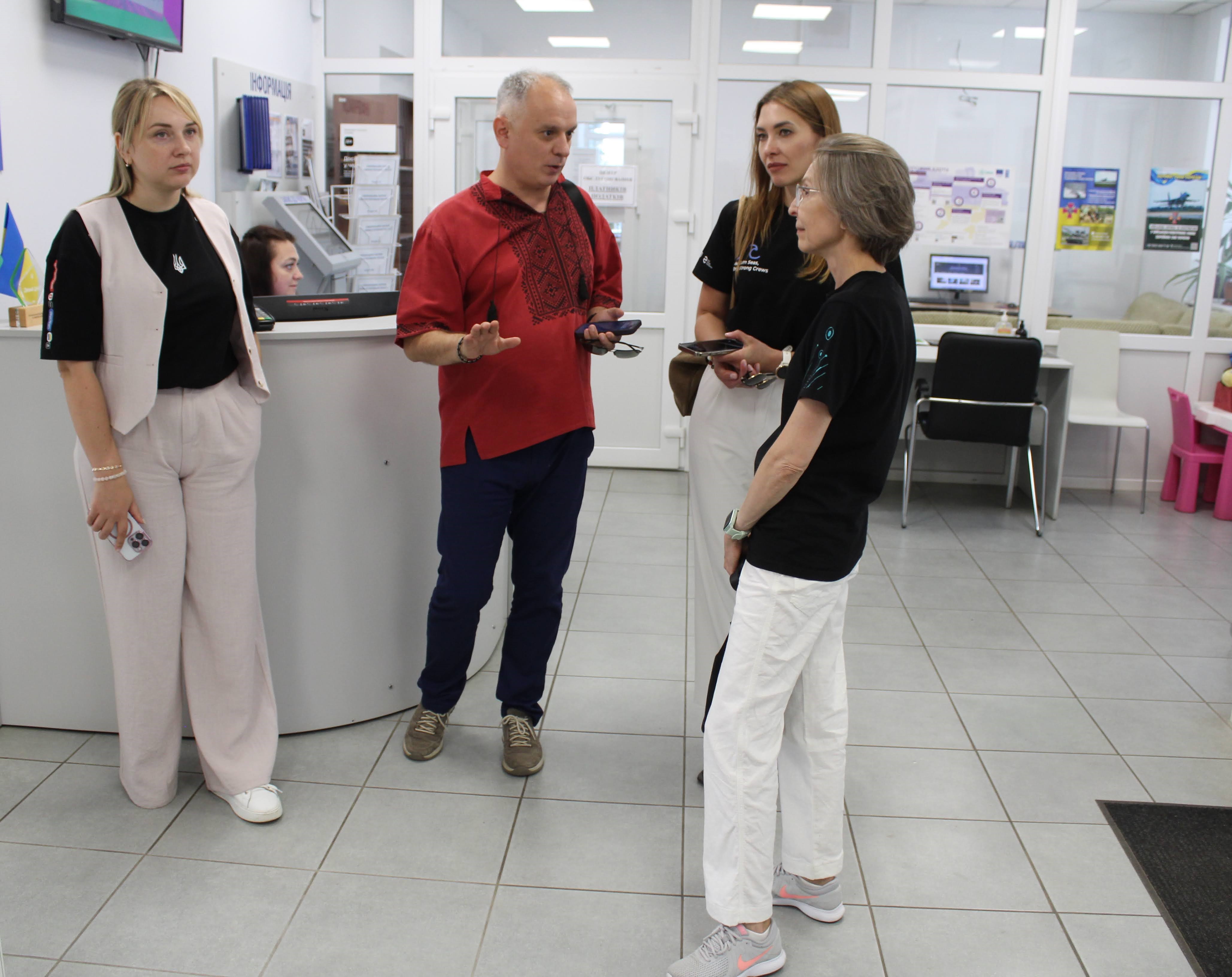 Фотографія Юлія Масляна, Юрій Стальниченко у ЦНАПі під час візиту делегації