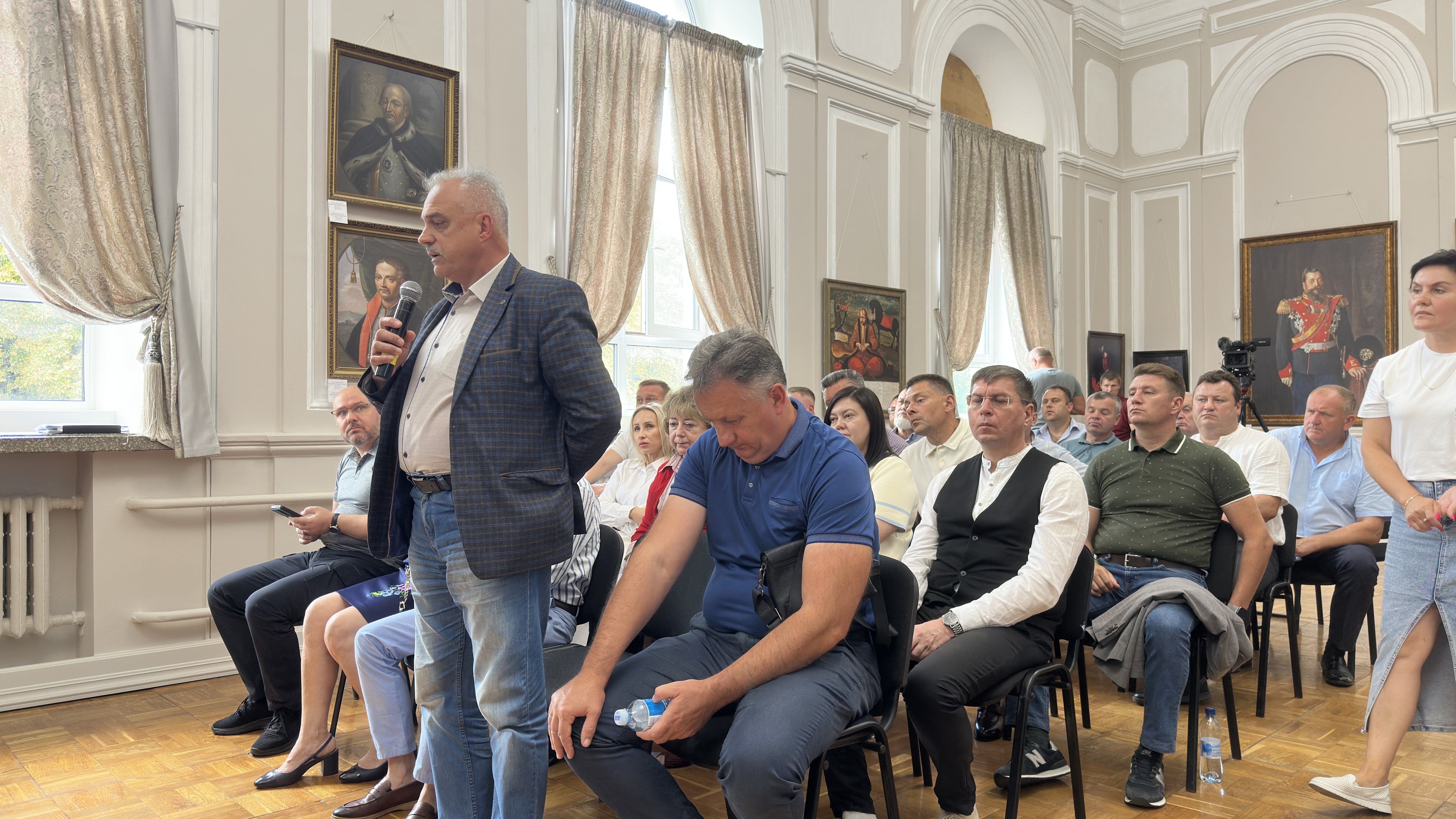 Фотографія Г.Разнован задає питання міністру охорони здоров'я