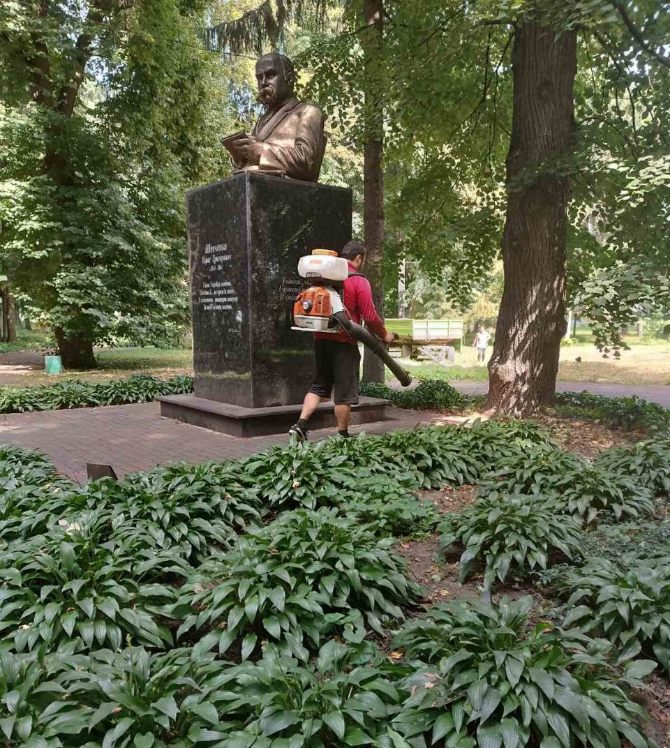 Фотографія у парку імені Шевченка під час прибирання