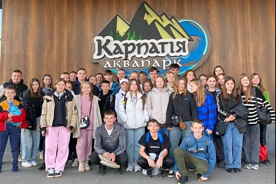 Фотографія колектив дітей у таборі