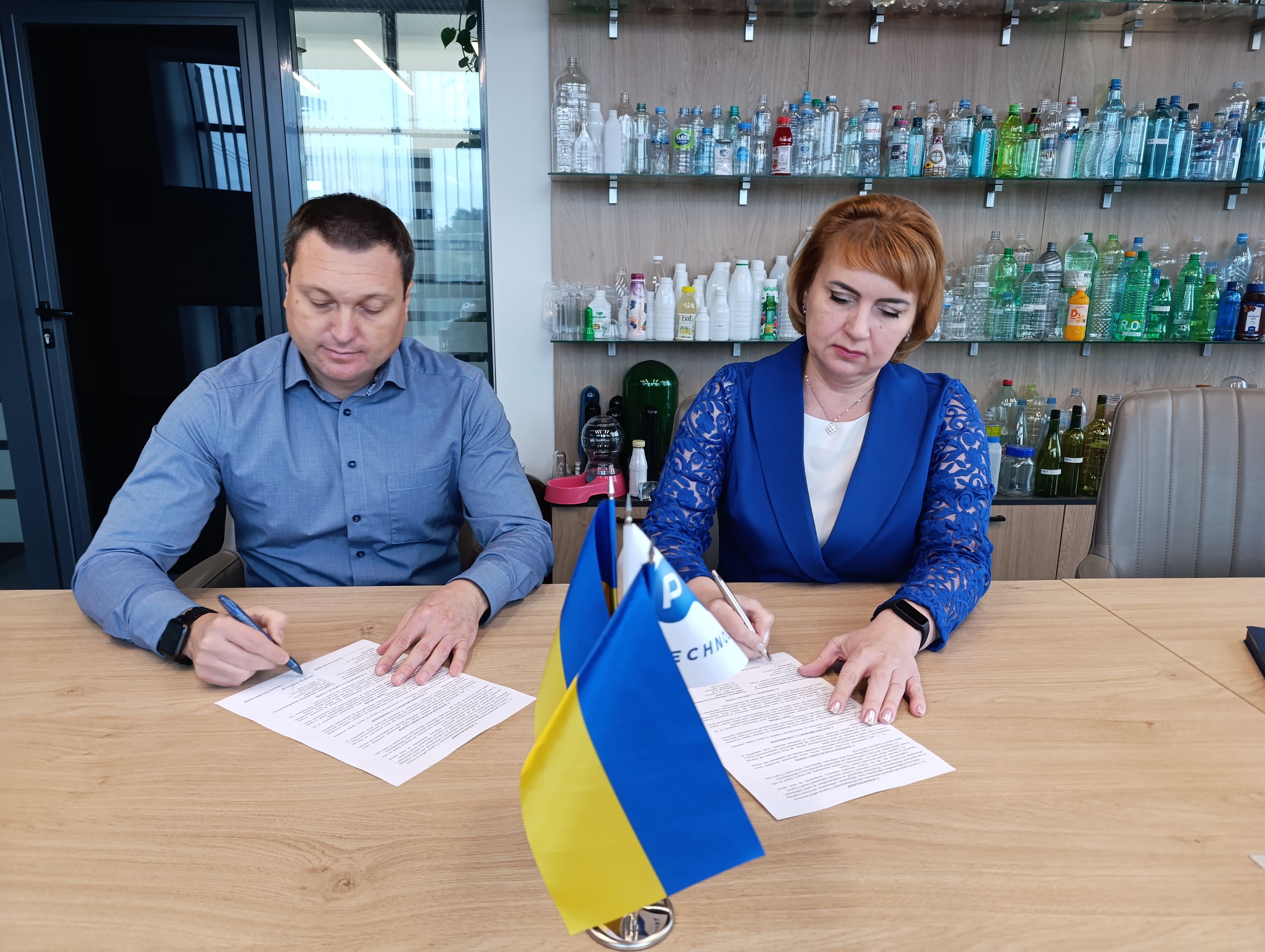 Фотографія директорка Чернігівського обласного центру зайнятості Людмила Ключник та директор виконавчий ТОВ «ПЕТ Технолоджиз» Максим Полянський підписують договір