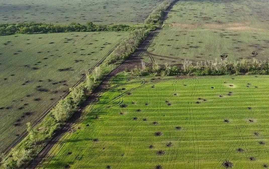 Фотографія поля, пошкоджені вибухівкою