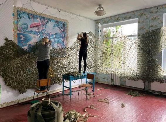 Фотографія дві жінки плетуть сітки