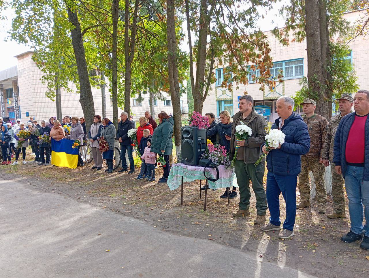 Фотографія під час відкриття меморіальних дощок у Бірківці