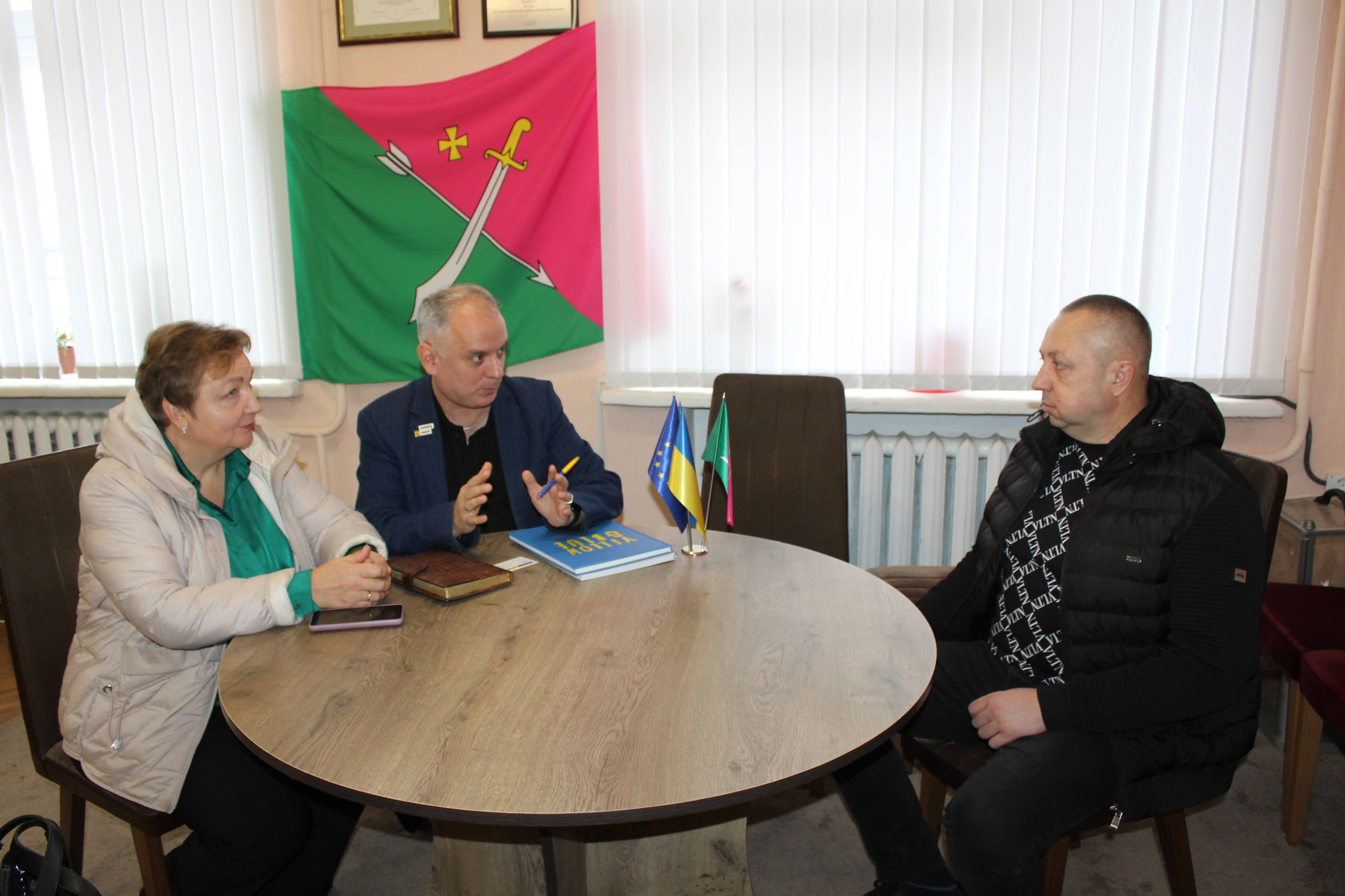 Фотографія під час зустрічі з керівництвом Чернігівського обласного управління АТ «Ощадбанк»