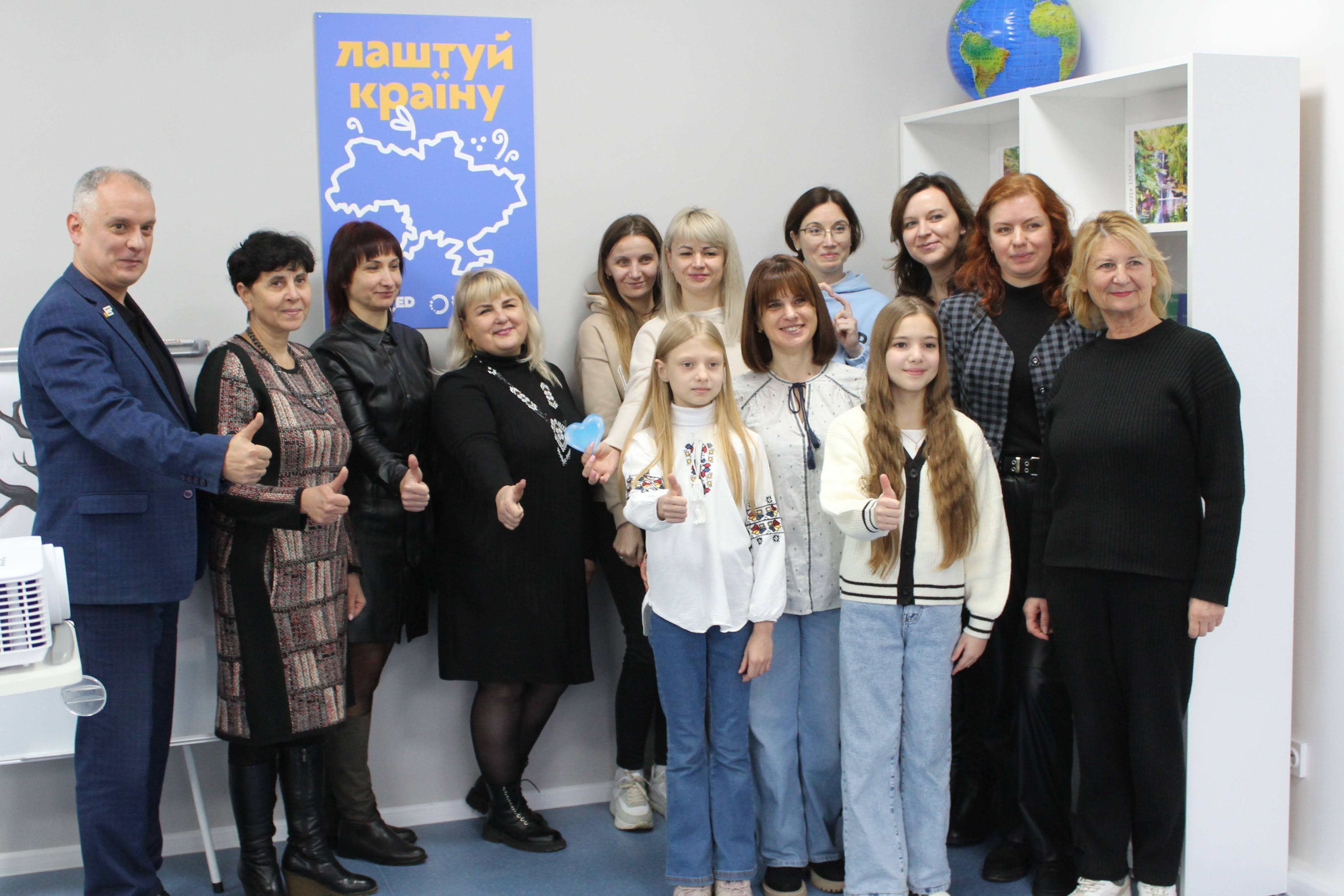 Фотографія колективне фото під час відкриття Вулика