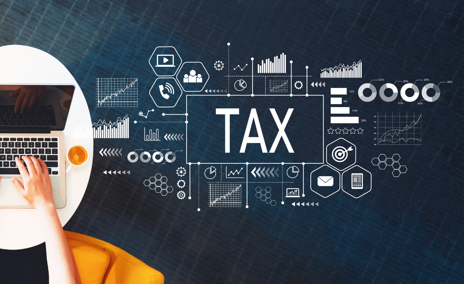 Фотографія напис tax на тлі віртуальних знаків та руки ина клавіаьурі ноутбука