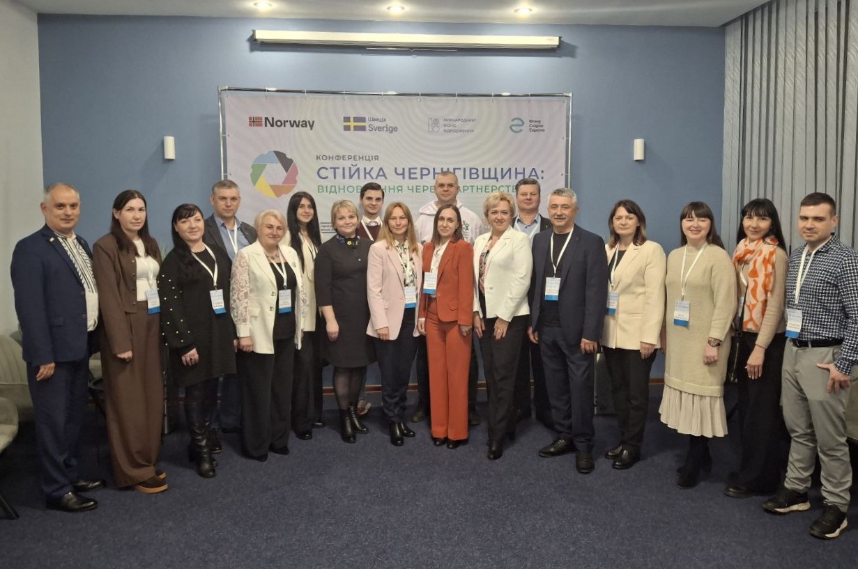 Фотографія під час регіональної конференції «Стійка Чернігівщина: відновлення через партнерство»