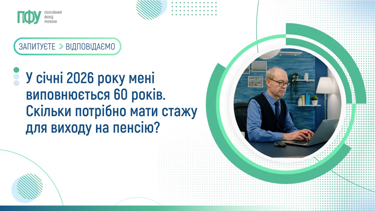 Фотографія чоловік за столом працює на ноутбуці