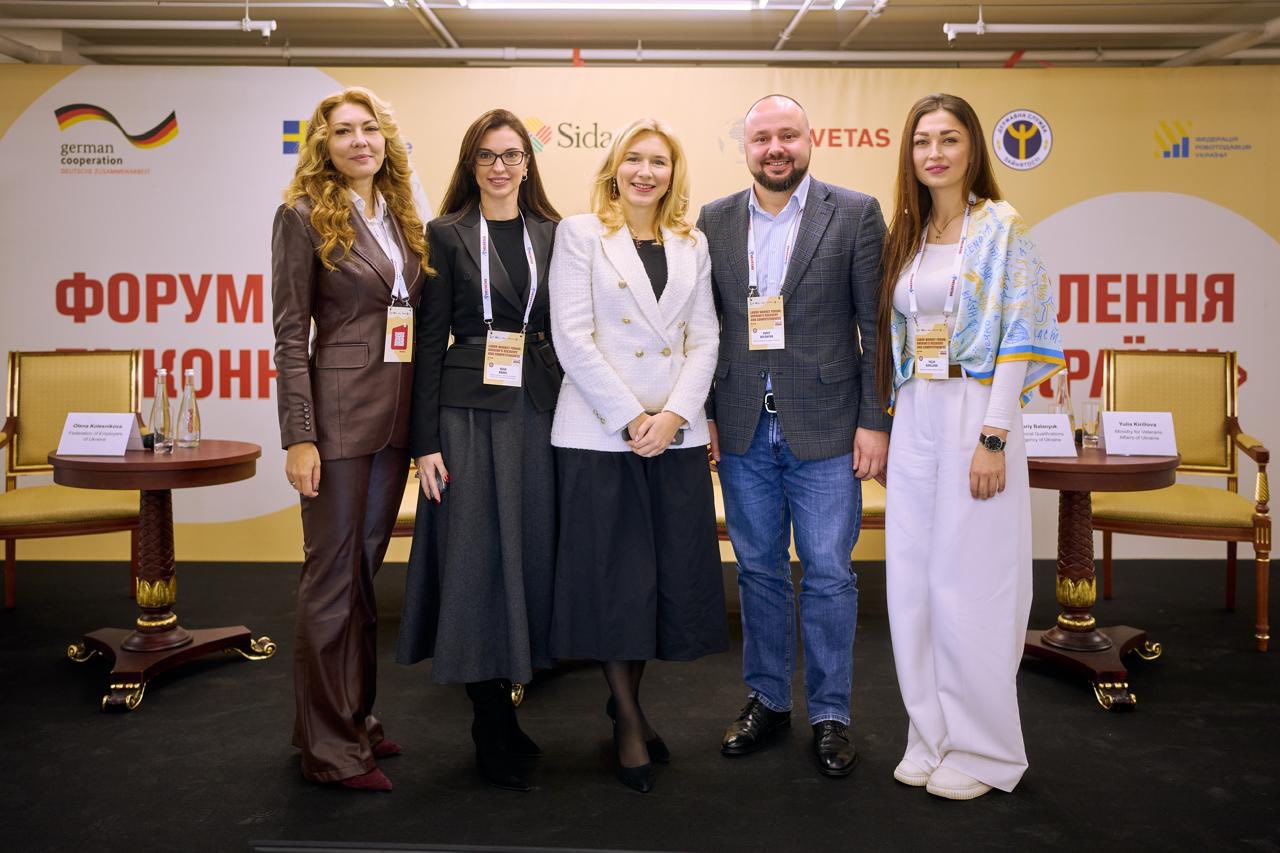 Фотографія під час представлення результатів третього національного дослідження