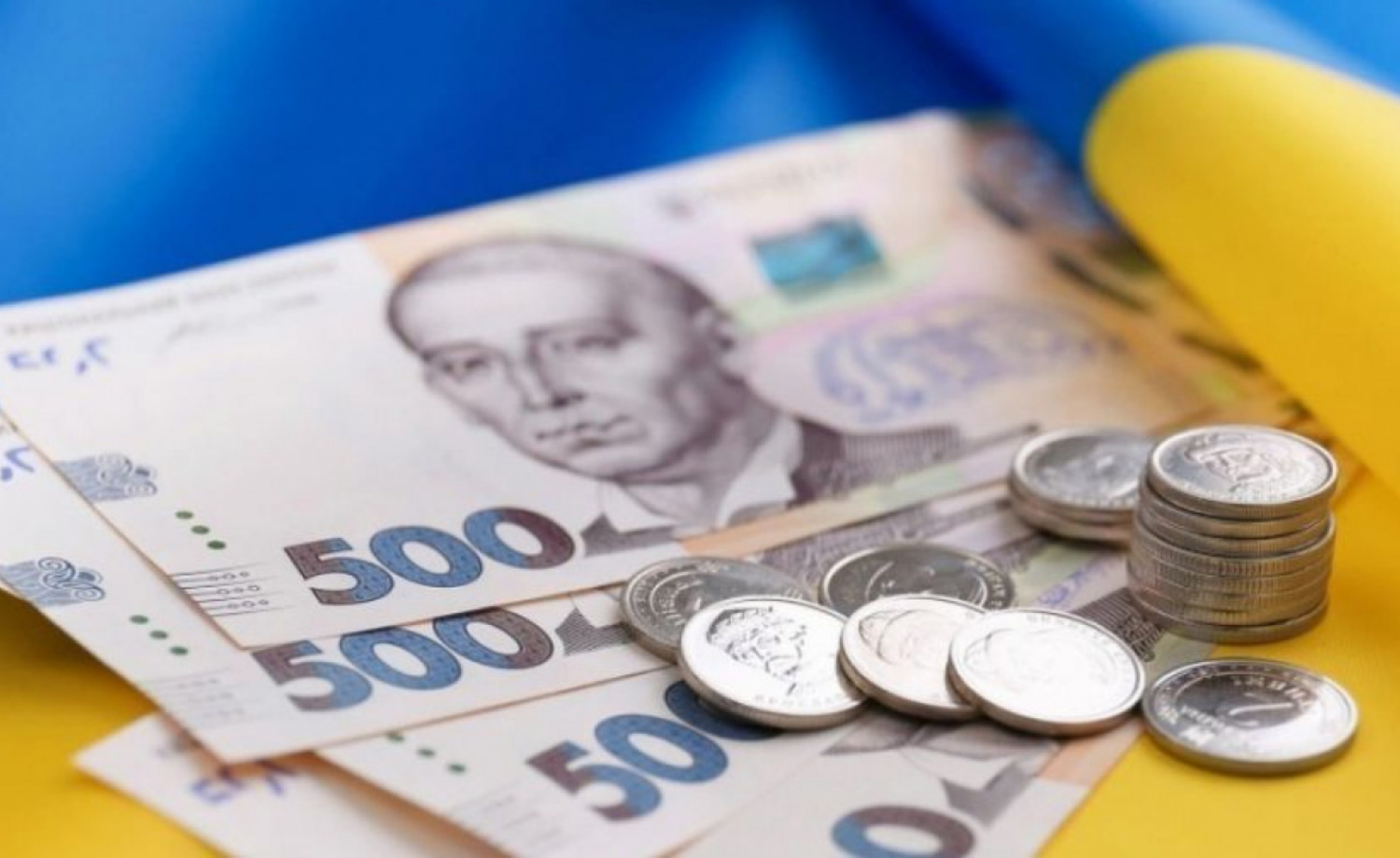 Фотографія п1ятисотгривневі купюри та монети