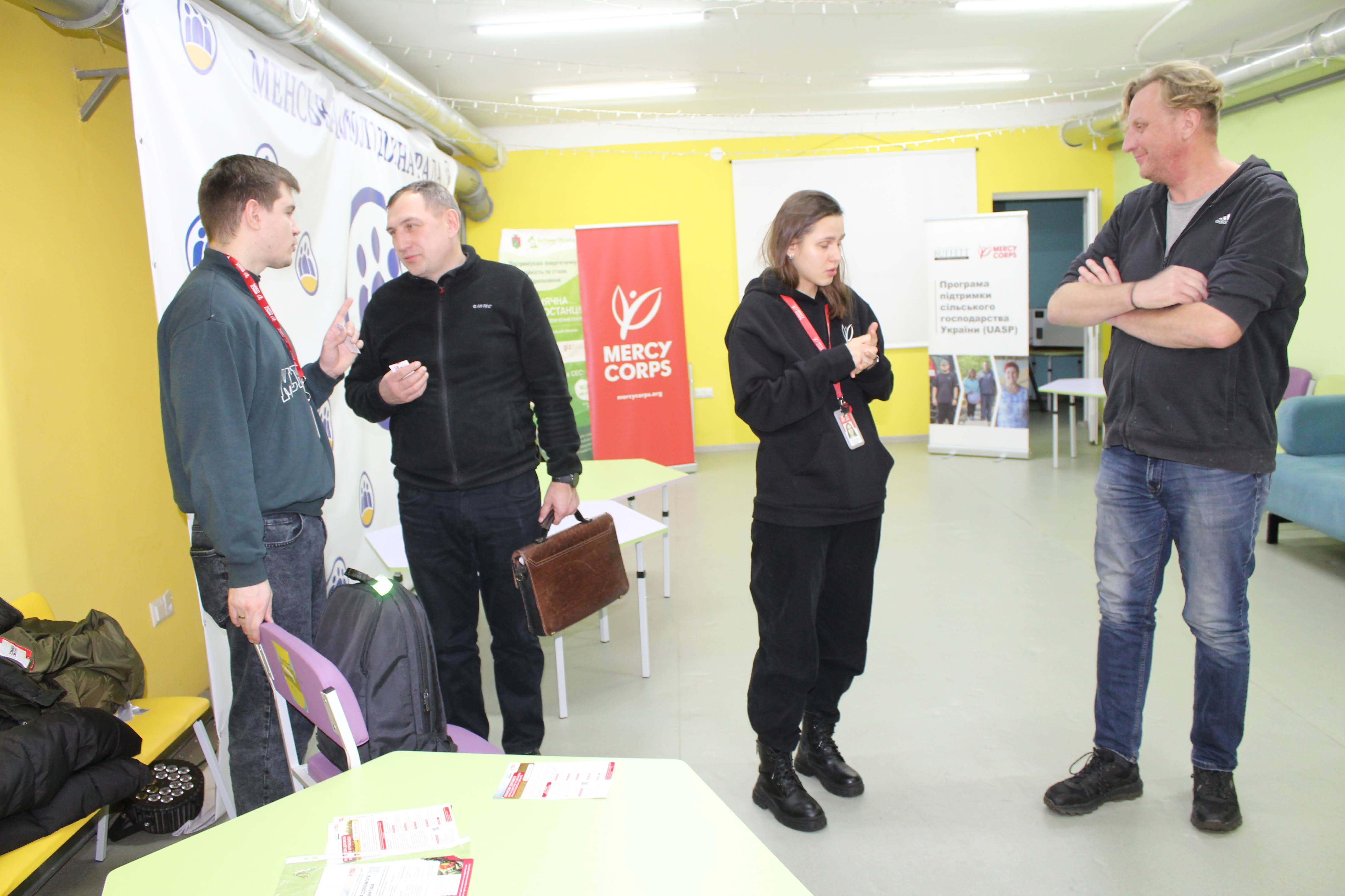 Фотографія представники Merci Corps з ;ителями громади під час зустрічі 11.02.2026