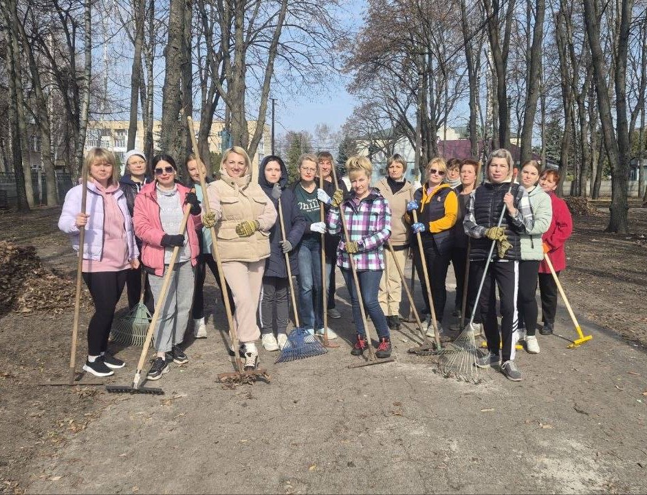 Фотографія працівники Відділу культури під час прибирання парку