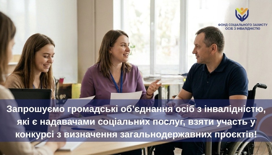 Фотографія жінки та чоловіки спілкуються за столом