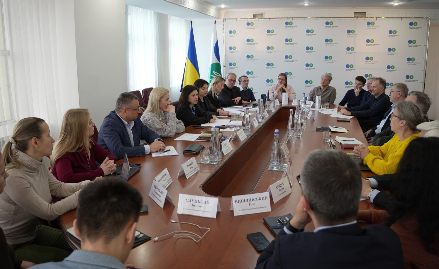Фотографія під час зустрічі з представниками аналітичних центрів та економічними експертами