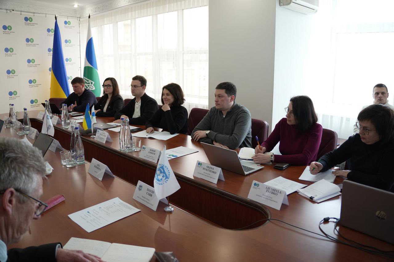 Фотографія Фахівці ДПС та Світового банку під час роботи