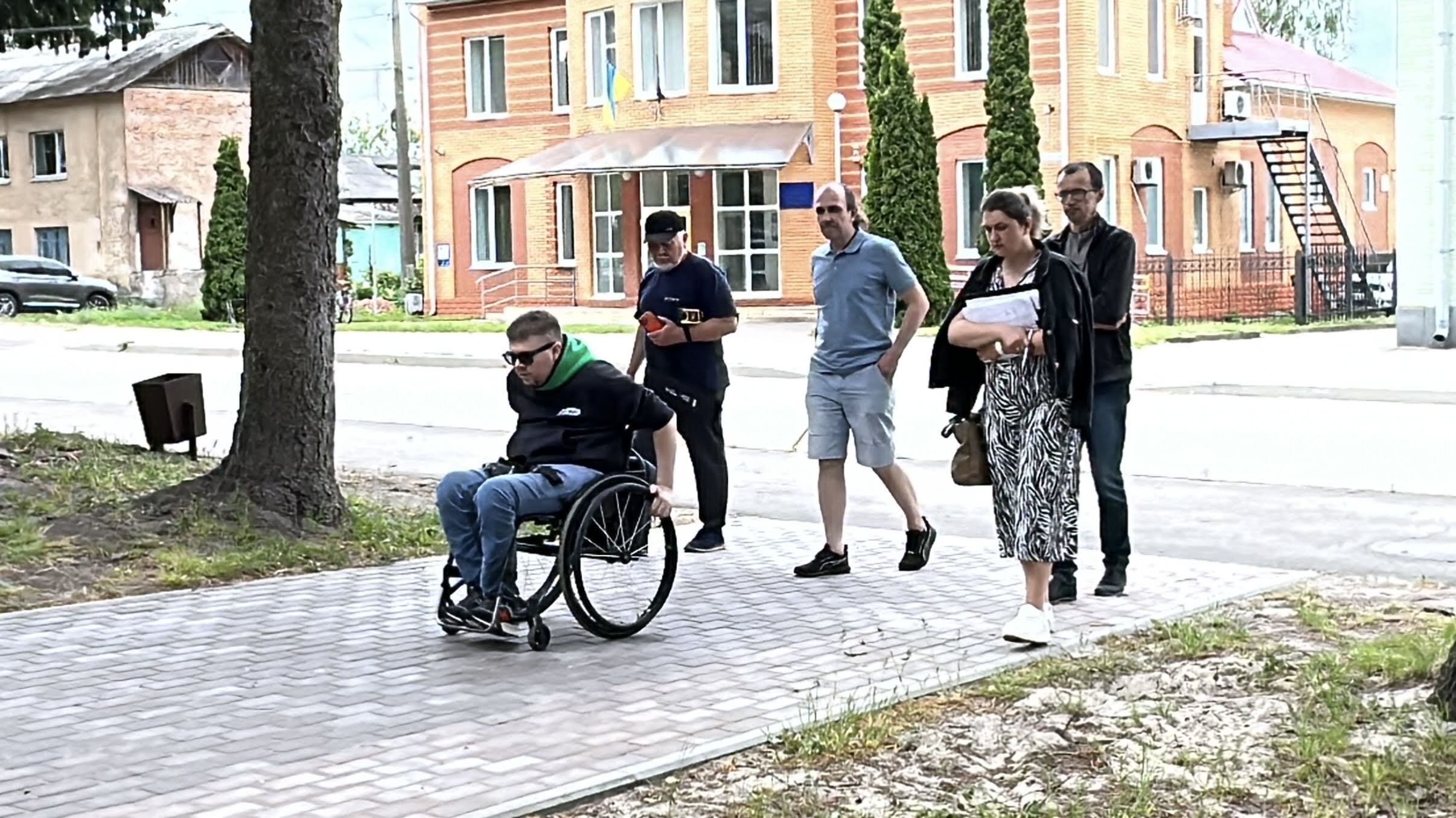 Фотографія Віталій Пчолкін з працівниками міської ради під час аудиту безбар'єрності