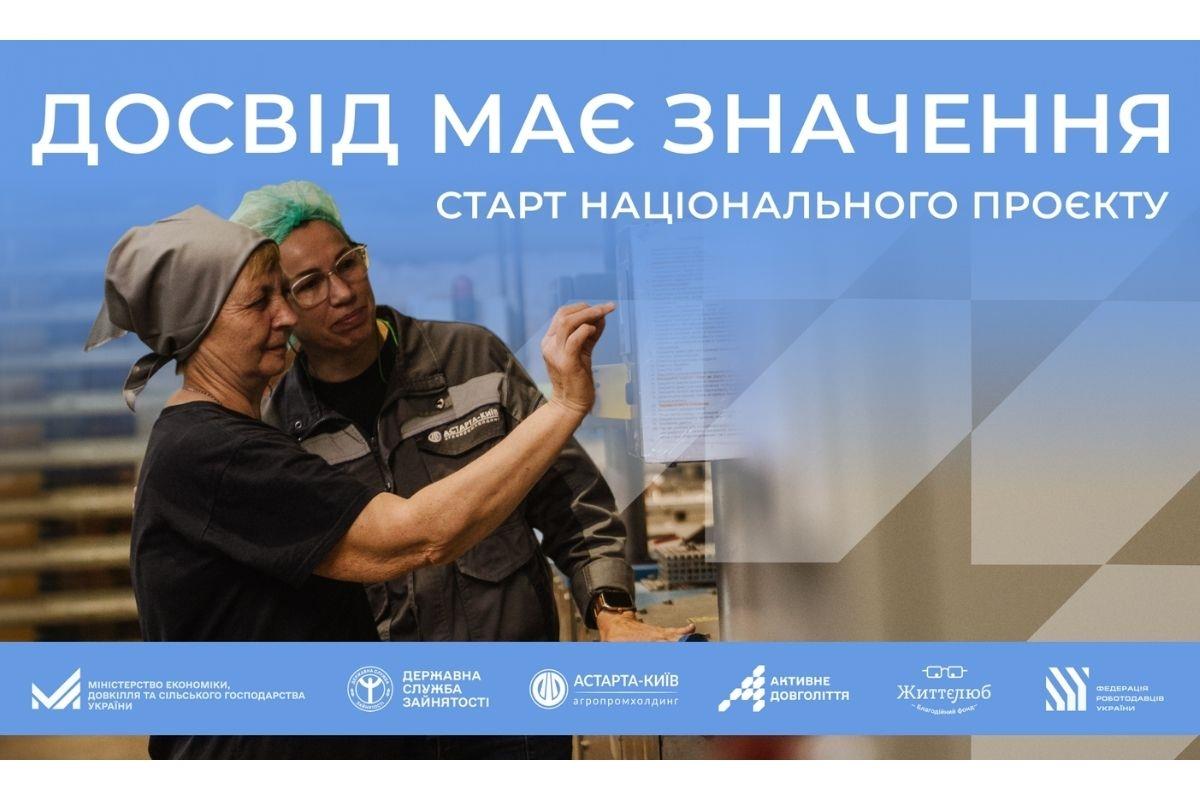Фотографія дві жінки дивляться в смарт-екран