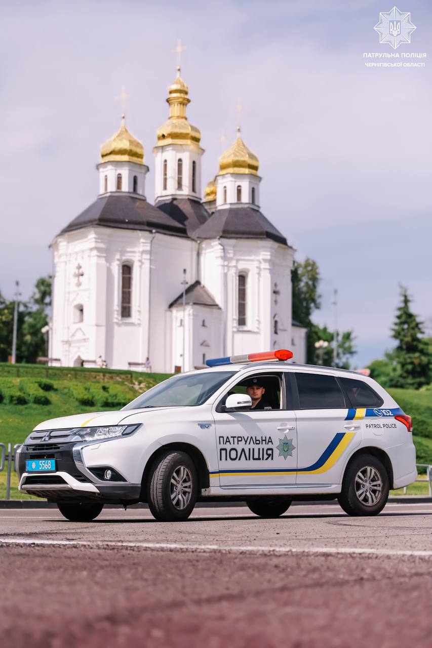 Фотографія патрульне авто на тлі Катерининської церкви в Чернігові