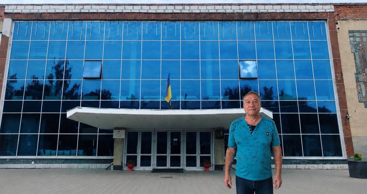 Фотографія Сергій Бондаренко на тлі багатоповерхового будинку зі скляною передньою стінкою